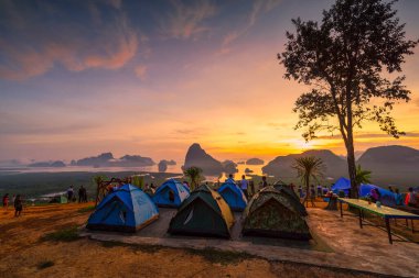 Phang Nga, Tayland - 14 Ekim: Yolcuları bir nefes kesen Phang Nga Körfezi Phra Nang Bay bakış açısından bakmak. Phang Nga Tayland
