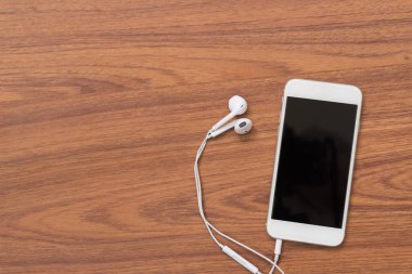 Ahşap masa üstünde Smartphone