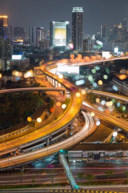 Alacakaranlık Bangkok'ta trafik
