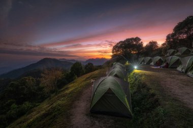Chiang Mai, Tayland 'daki ünlü dağlardan Doi Ang Khang Dağı' nda gün batımı manzarası.