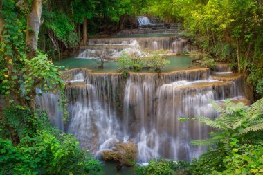 Huay Mae Kamin Şelalesi, sonbahar ormanlarındaki güzel şelale, Kanchanaburi, Tayland