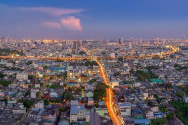 Cityscape ve akşam saat gün batımında