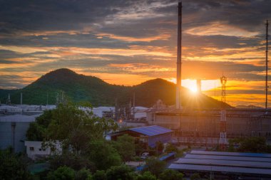 Alacakaranlıkta petrol rafinerisi