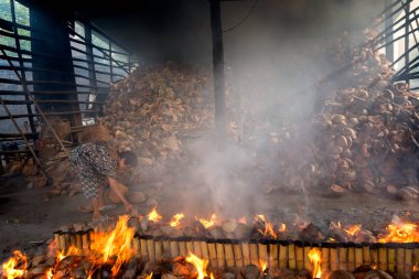Chonburi, Tayland - Aralık, 4, 2016: yaşlı kadın bambu kavrulmuş pirinç yakar. yapışkan pirinç Hindistan cevizi süt batırılmış.