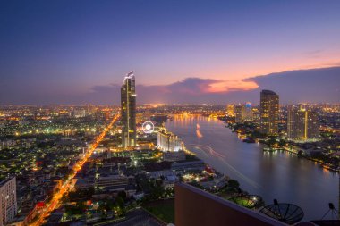 Cityscape ve akşam saat gün batımında