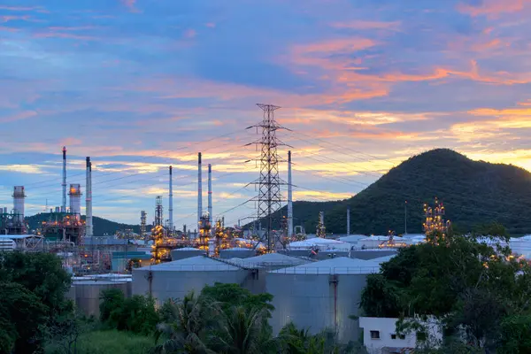 Alacakaranlıkta petrol rafinerisi