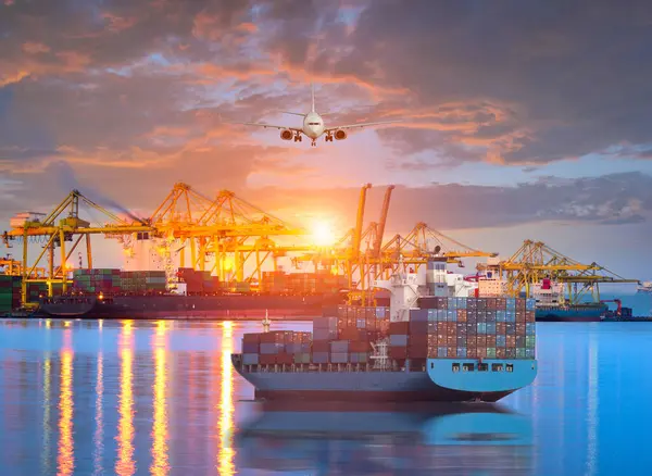 Gündoğumunda tersanede çalışan vinç köprüsü, lojistik ihracat ve ulaşım sektörü geçmişi olan konteyner kargo gemisi ve kargo uçağının lojistik ve taşımacılığı