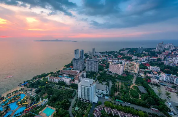 Pattaya şehir ve deniz suset, Tayland ile. Pattaya şehir manzarası ve İskelesi suset Pattaya Chonburi Tayland '
