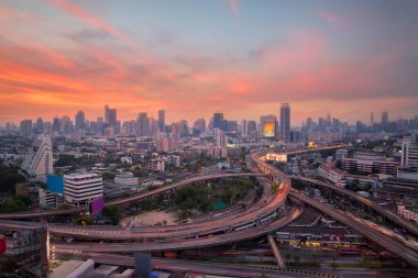Alacakaranlık Bangkok'ta trafik