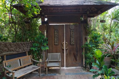 Güzel eski açık kapı tuğla ev