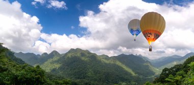 Mavi gökyüzü olan dağ. Güzel doğal..