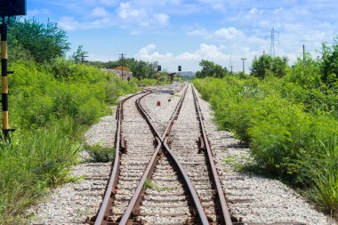 eski demiryolu üzerinde mavi gökyüzü