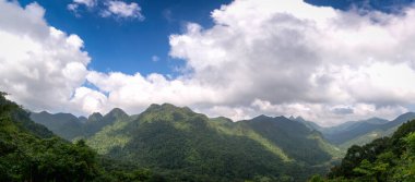 Mavi gökyüzü olan dağ. Güzel doğal..