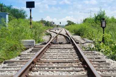 eski demiryolu üzerinde mavi gökyüzü