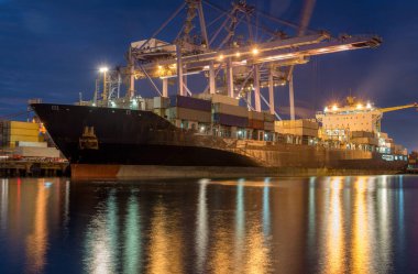 Yük taşıma, nakliye, lojistik ve taşımacılık uluslararası konteyner kargo gemisi ve kargo uçağının okyanusa alacakaranlık gökyüzü, içinde
