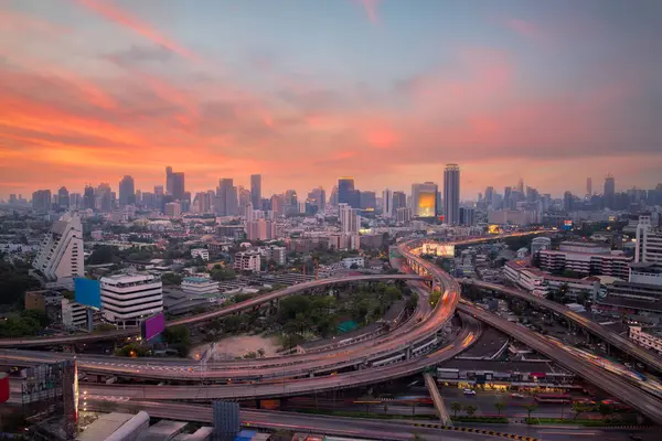 Alacakaranlık Bangkok'ta trafik