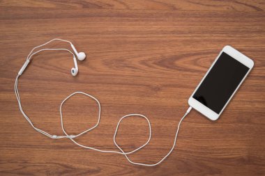 Ahşap masa üstünde Smartphone