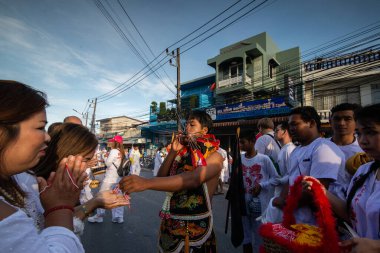 Phuket, Tayland - 15 Ekim: Fireworks uygulamasında Phuket vejetaryen Festivali Phuket Town, Phuket, Tayland tarihinde 15 Ekim, 2018 sokak alay ile Tay adanmışların geleneksel bir sahne.