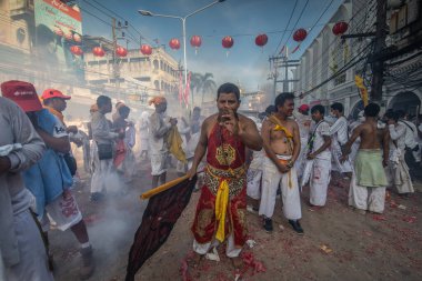 Phuket, Tayland - 15 Ekim: Fireworks uygulamasında Phuket vejetaryen Festivali Phuket Town, Phuket, Tayland tarihinde 15 Ekim, 2018 sokak alay ile Tay adanmışların geleneksel bir sahne.