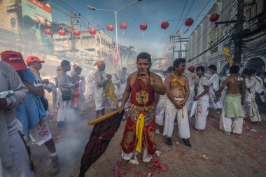 Phuket, Tayland - 15 Ekim: Fireworks uygulamasında Phuket vejetaryen Festivali Phuket Town, Phuket, Tayland tarihinde 15 Ekim, 2018 sokak alay ile Tay adanmışların geleneksel bir sahne.