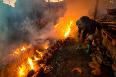 Yanan Bambu pirinç veya Tay Şehiriçi için yöntem geleneği Khao Lam ve Hindistan cevizi sütü ile pirinç koyun iç ana unsurlarıdır ve şeker tatlı ve et ve meyve için katacak