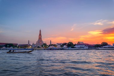 WAT Arun günbatımı Bangkok Tayland tapınakta. WAT Arun Bangkok Bangkok Yai bölge, Tayland Budist tapınağı, Wat Arun en iyi bilinen arasında Tayland'ın yerler