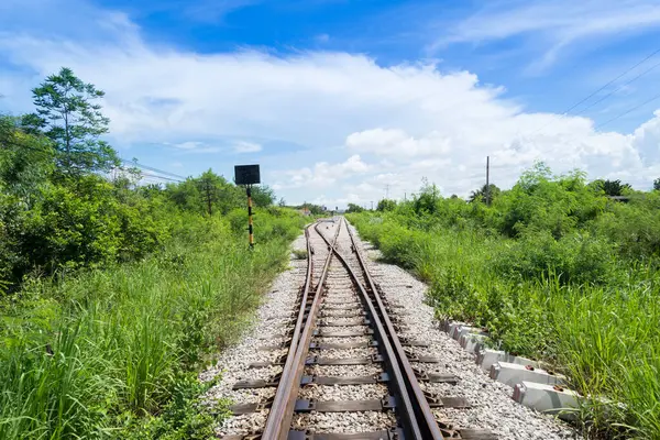 eski demiryolu üzerinde mavi gökyüzü