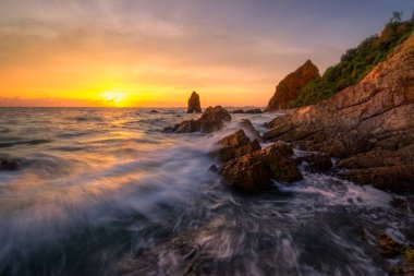 Alacakaranlıkta deniz manzarası