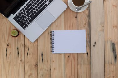 Not defteri, dizüstü bilgisayar, tablet ve kahve Kupası en iyi Oda ateş başı işleri.