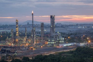 Petrol rafinerisi endüstrisi gün batımı