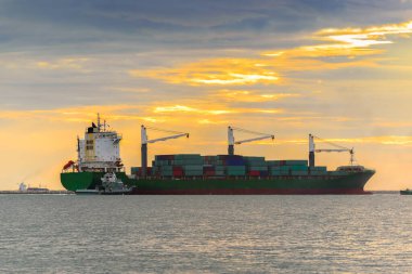 Kargo konteyner gemisi günbatımında