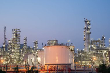 Alacakaranlıkta petrol rafinerisi