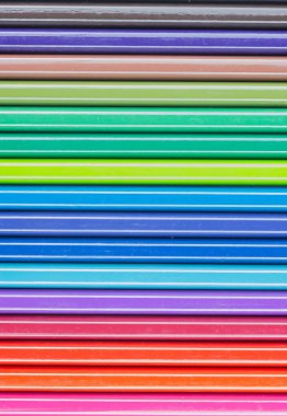 Beyaz arkaplanda izole edilmiş renkli kalemler yakın plan