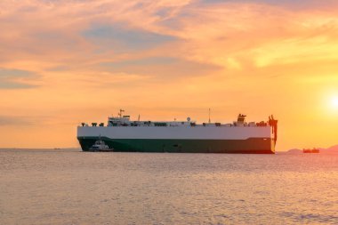 Kargo konteyner gemisi günbatımında