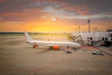 Uçak hazır bir havaalanı hub yatılı gün batımında için