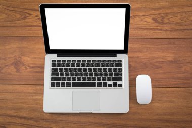 Ahşap masa üstünde laptop