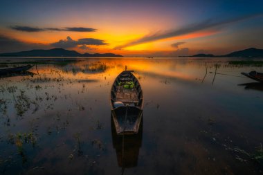 Gün batımı ve eski tekne
