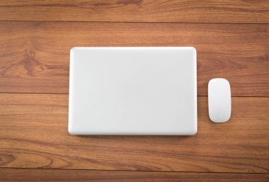 Ahşap masa üstünde laptop
