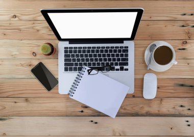 Not defteri, dizüstü bilgisayar, akıllı telefon, tablet ve kahve fincanı fare üst görünümü olan ofis malzemeleri..