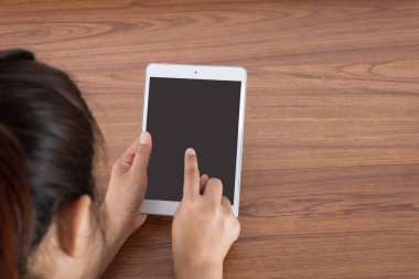 ofiste tabloda bir bilgisayar tablet tutan eller