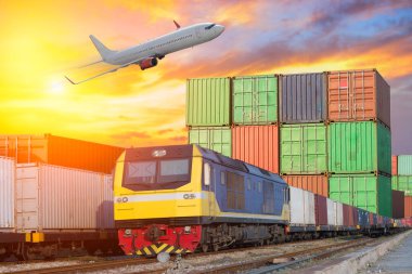 Gün batımında konteynırla birlikte kargo treni platformu