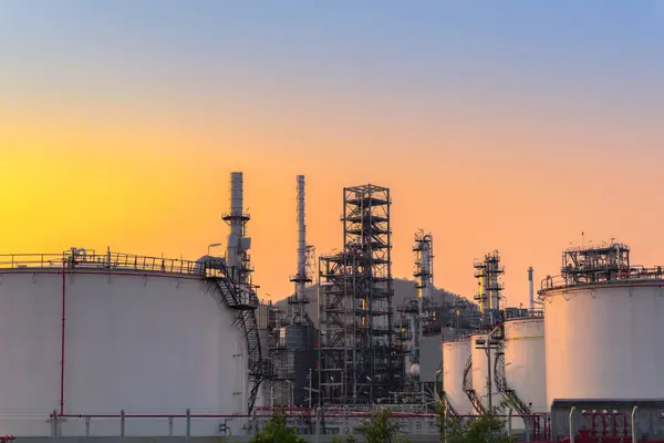 Alacakaranlıkta petrol rafinerisi