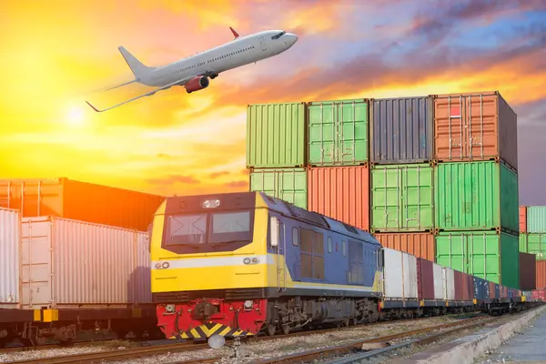 Gün batımında konteynırla birlikte kargo treni platformu