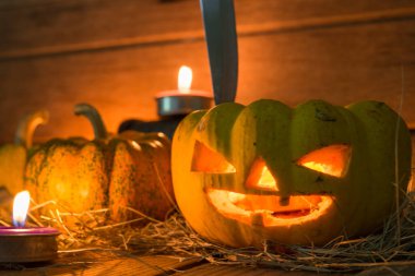 Cadılar Bayramı Balkabağı koyu arka plan üzerinde yakın çekimi