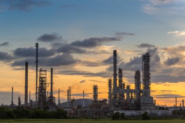 Alacakaranlıkta petrol rafinerisi
