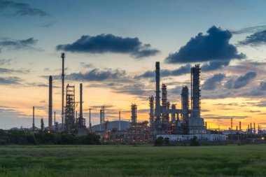 Akşamları petrol rafinerisi