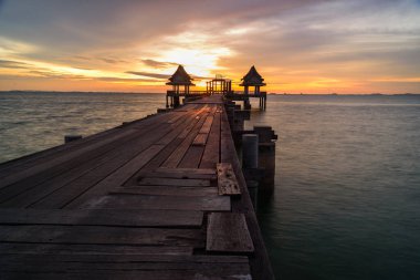 Bağlantı noktası ve günbatımı ormanlık Köprüsü