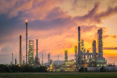 Mavi gökyüzü olan petrol rafinerisi