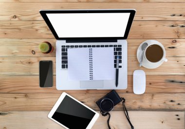 Not defteri, dizüstü bilgisayar, akıllı telefon, tablet ve kahve fincanı fare üst görünümü olan ofis malzemeleri..