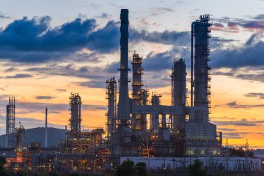 Alacakaranlıkta petrol rafinerisi